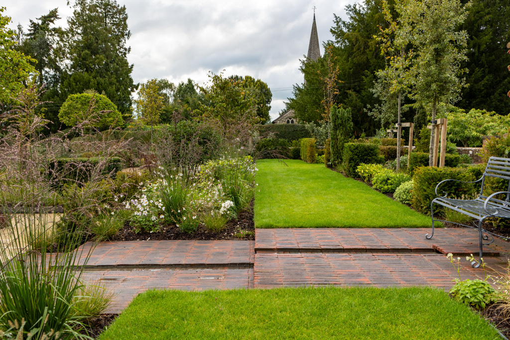 A Contemporary Elizabethan-Inspired Garden 