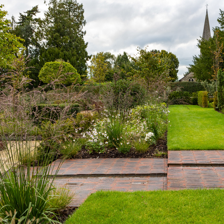A Contemporary Elizabethan-Inspired Garden 