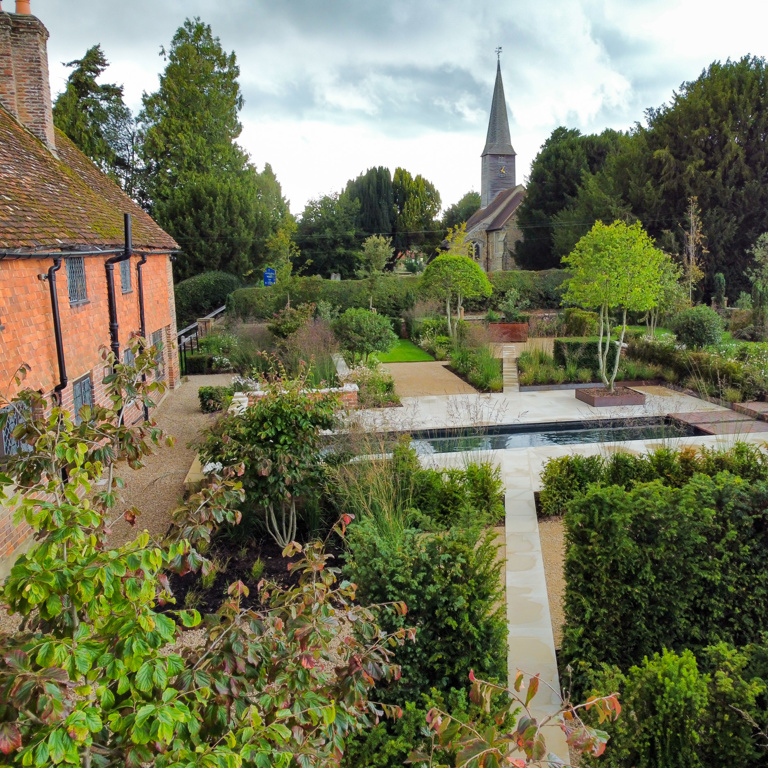 A Contemporary Elizabethan-Inspired Garden 