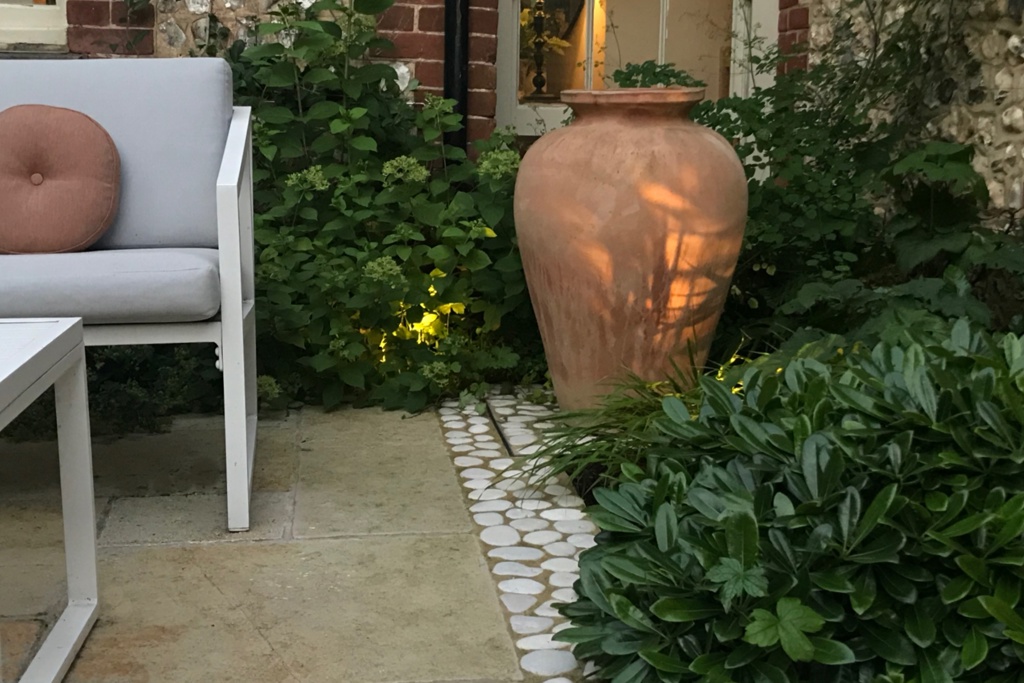 Feature pot