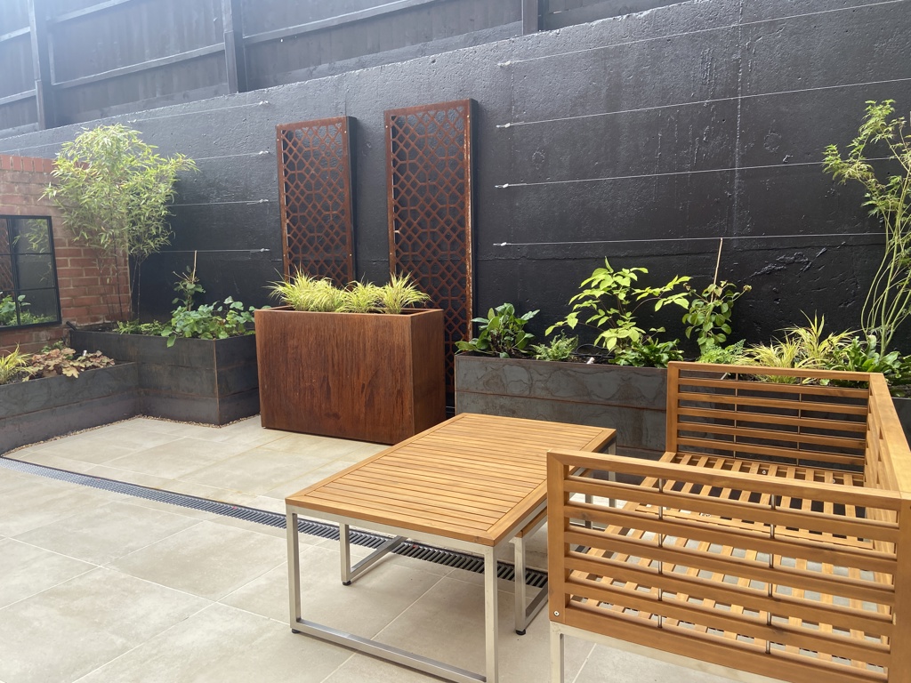 Relaxing courtyard garden