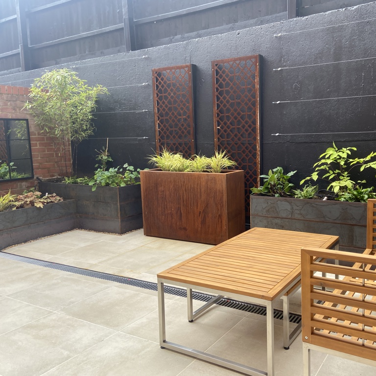 Relaxing courtyard garden